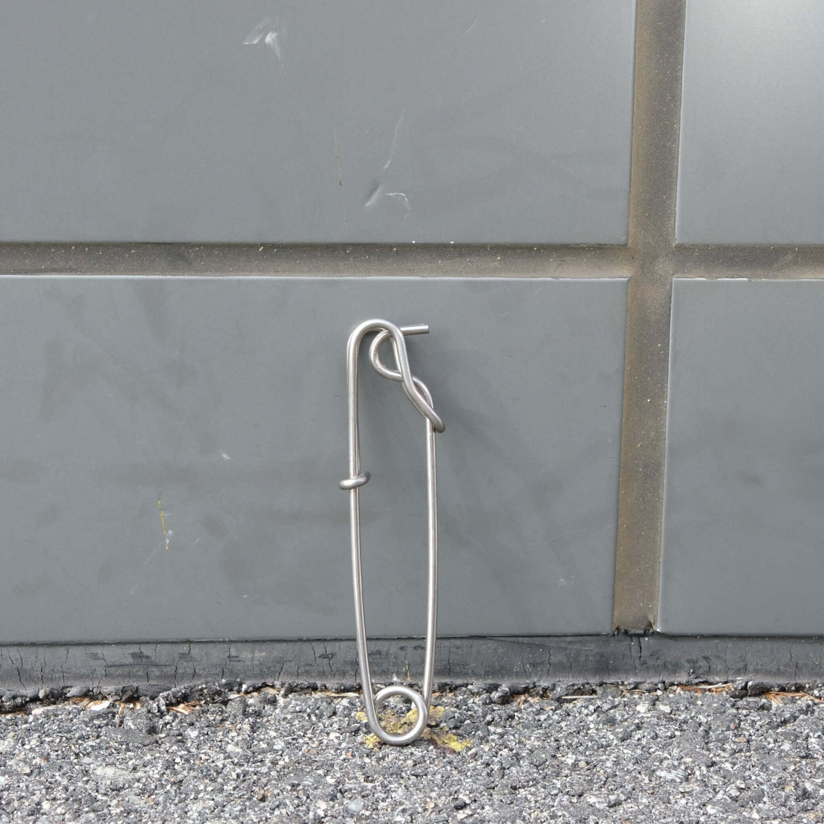 SHARK CLIP 130MM heavy duty multi-purpose clip for fastening floats or rigs to rope lines.