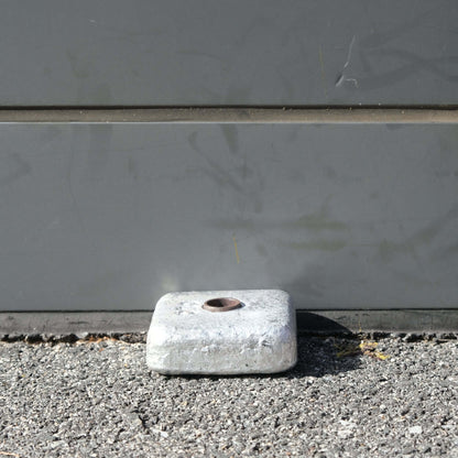 ANODE ALI B SIZE 500G=1.5KG aluminum anode resting on a textured surface for corrosion protection.