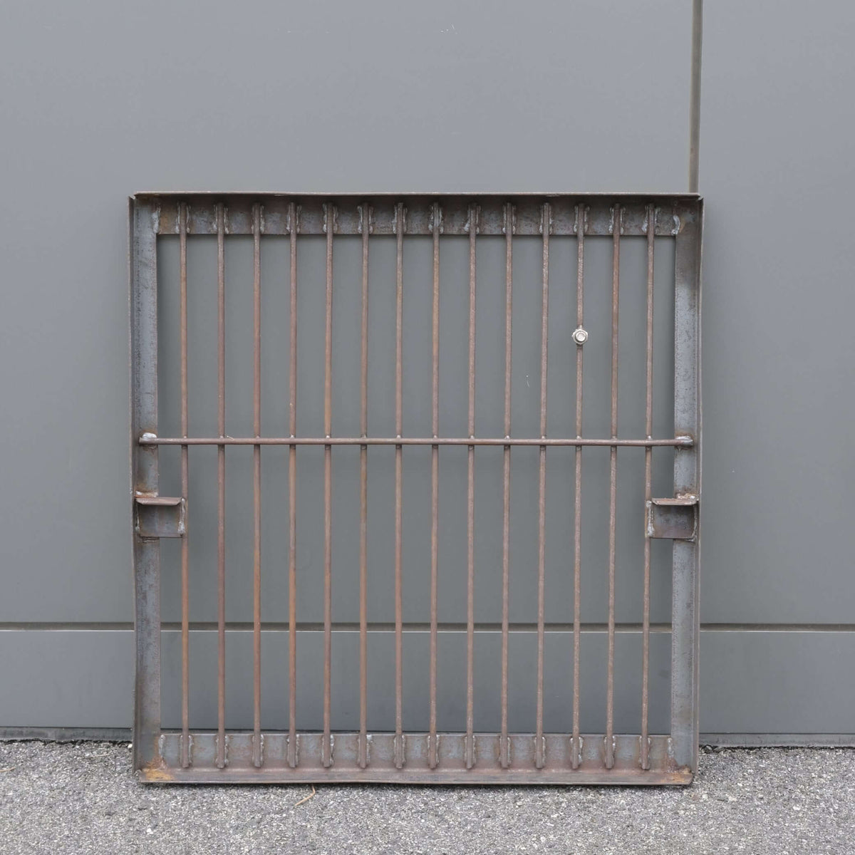 AMA STEEL BASE GALV 1 Basket is a sturdy galvanized base with a metal grid structure.