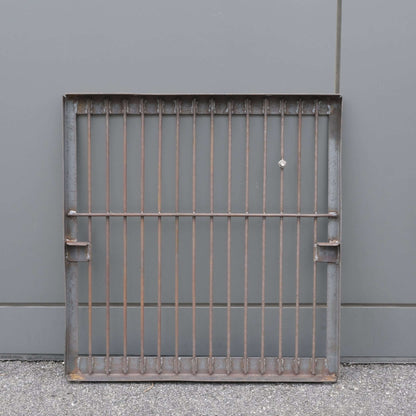 AMA STEEL BASE GALV 1 Basket is a sturdy galvanized base with a metal grid structure.