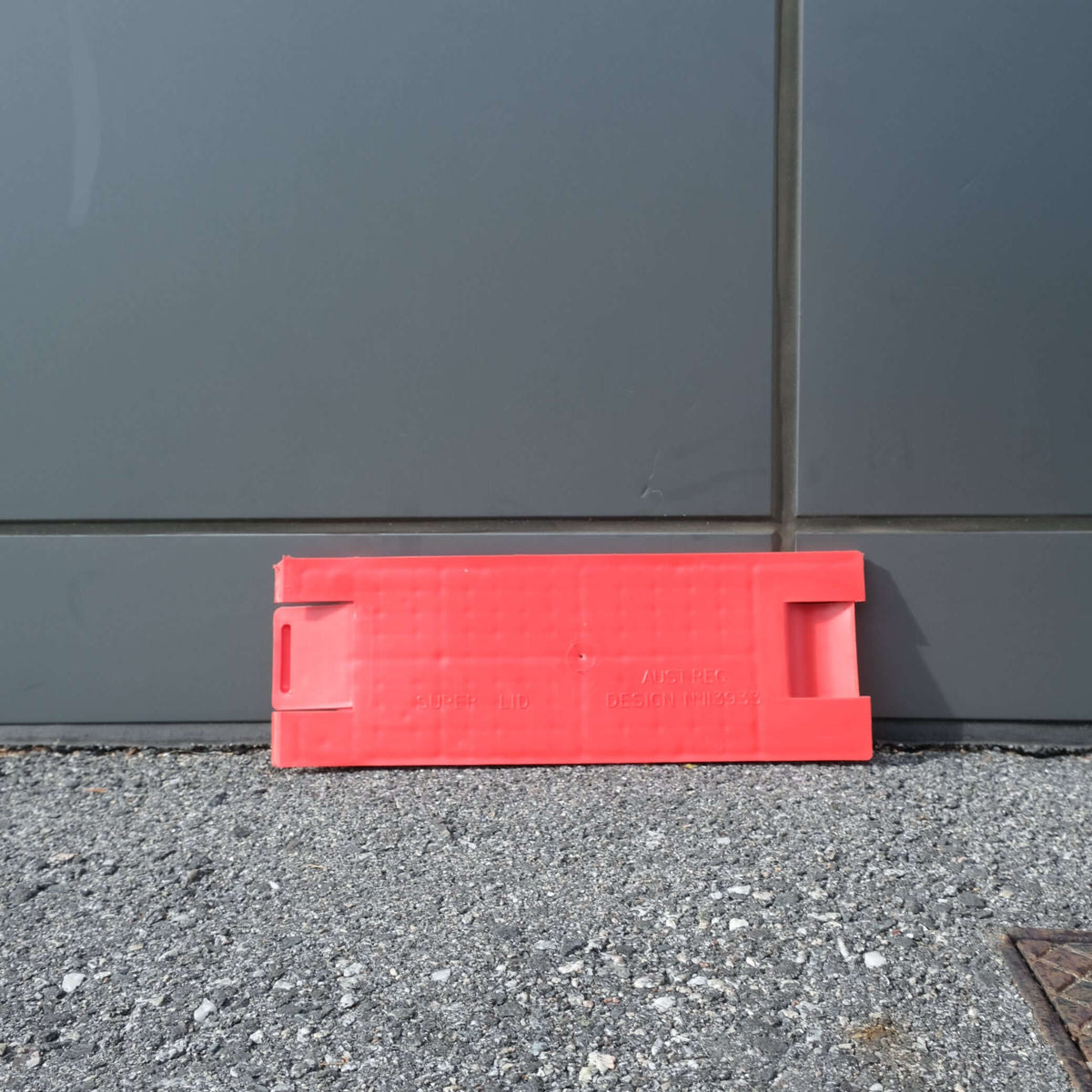 SUPER LID RED, red plastic lid for Super Bait Baskets, designed for secure fit and durability.