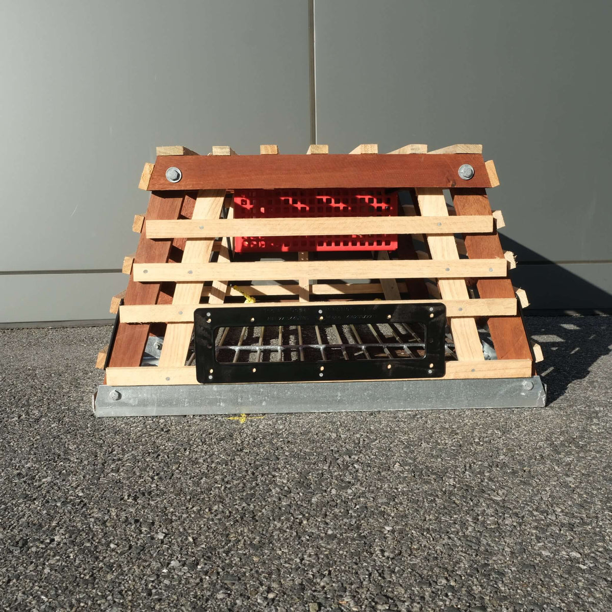 3/4 POT GALV JR/PI 2 BASKET featuring a wooden structure with a galvanised base, ideal for outdoor use.
