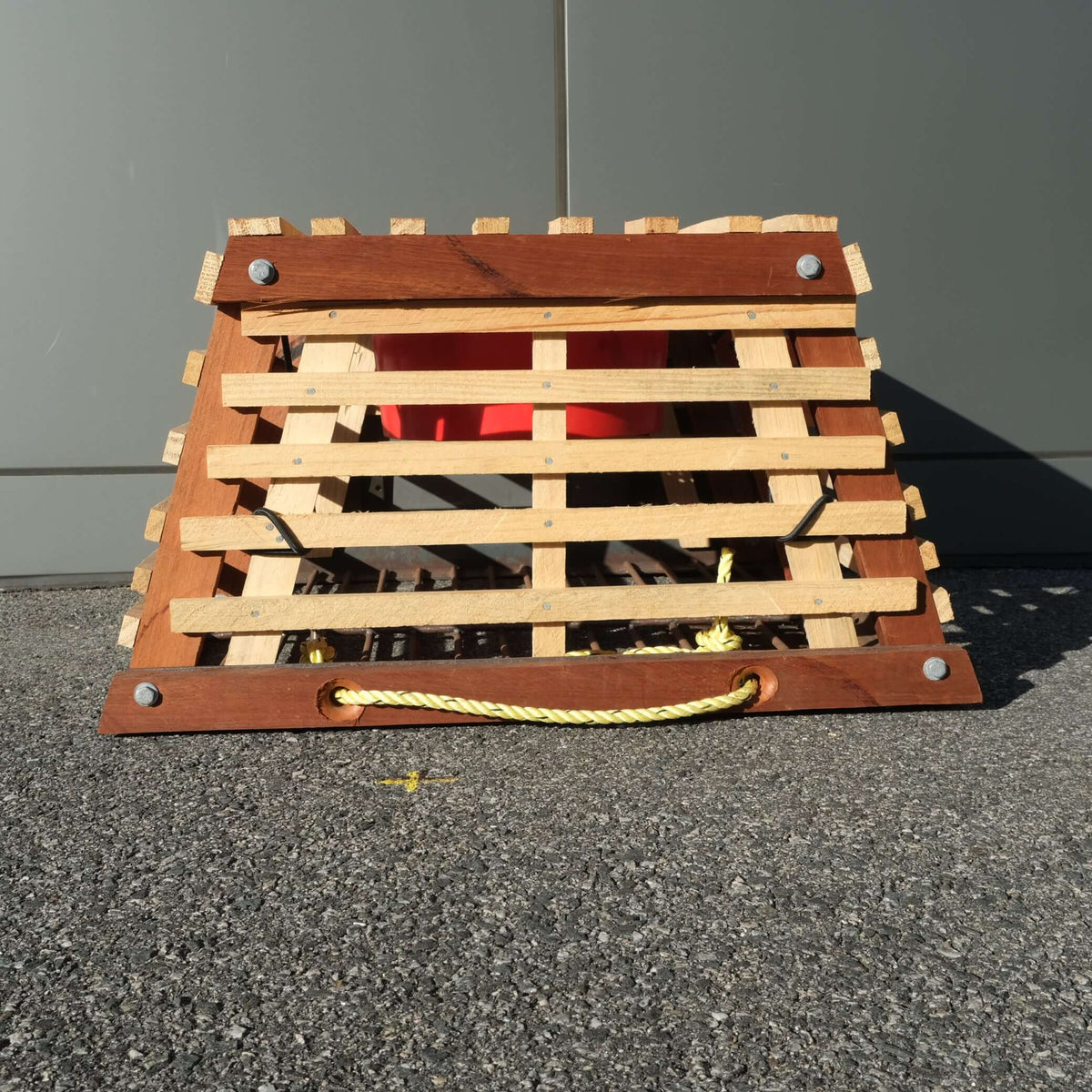 3/4 POT SB JR/PI 1 BASKET displaying a wooden base with a rope handle for easy transport.